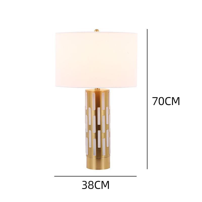 Elegante dekorative Tischlampe mit geometrischem Sockel