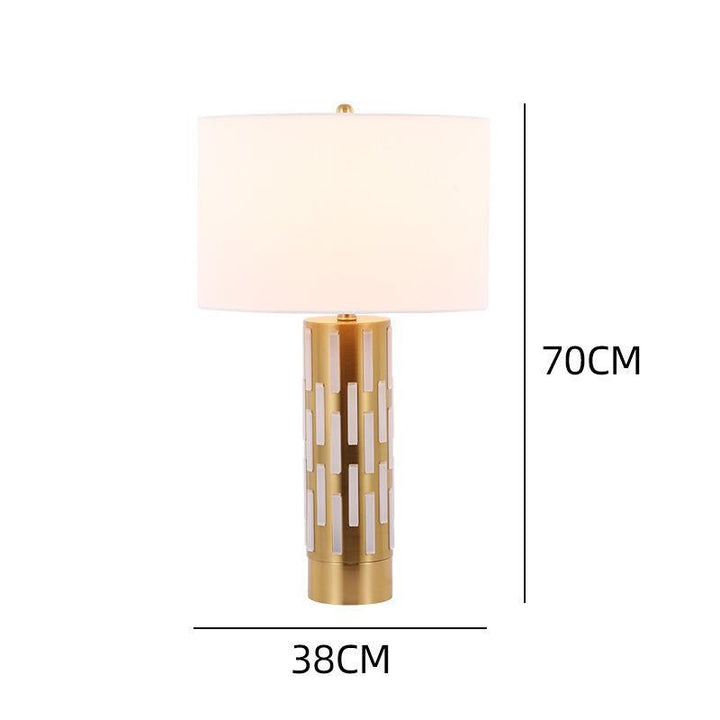 Elegante dekorative Tischlampe mit geometrischem Sockel