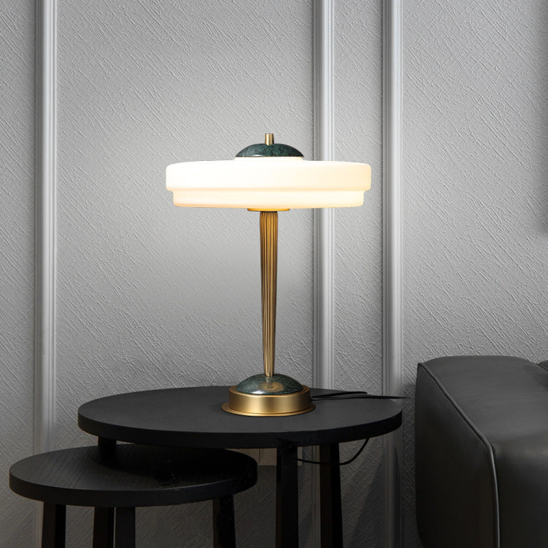 Moderne Minimalistische Tischlampe mit elegantem Globusdesign
