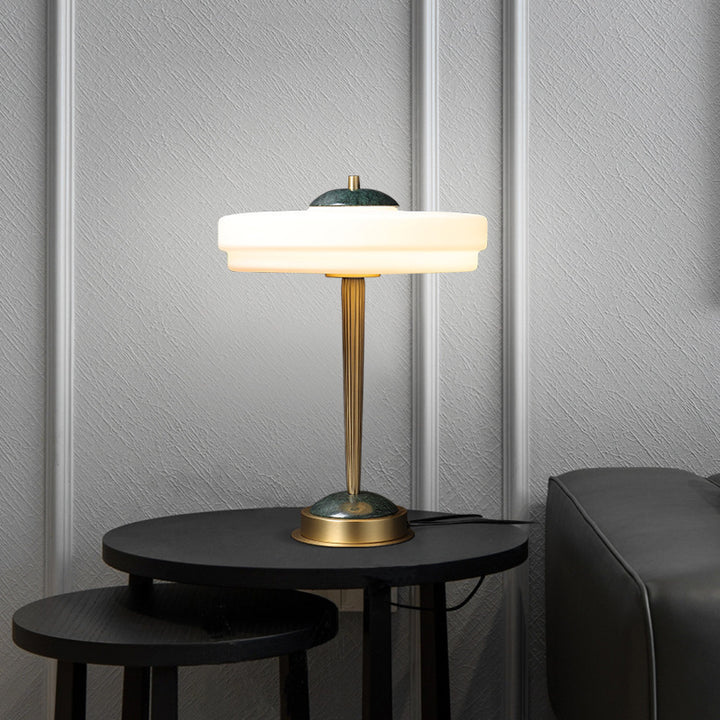 Moderne Minimalistische Tischlampe mit elegantem Globusdesign