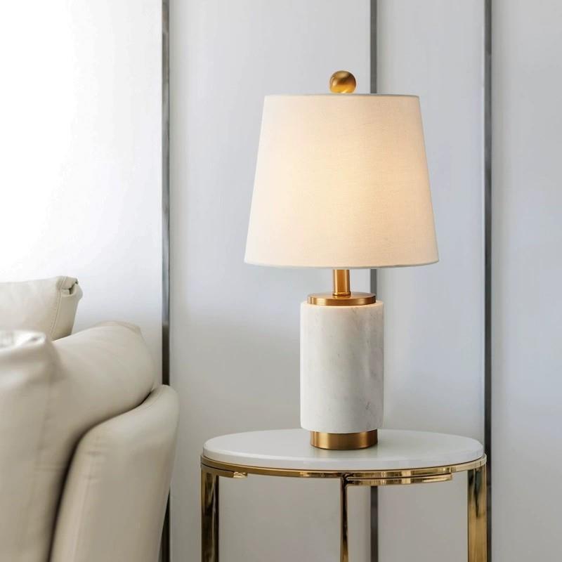 Marmor Tischlampe mit goldenen Akzenten