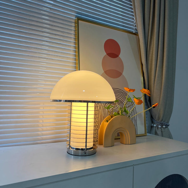 Moderne Tischlampe mit Kuppelschirm und schlankem Sockel