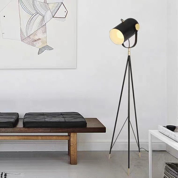 Moderne verstellbare Stehlampe mit Dreibeinbasis