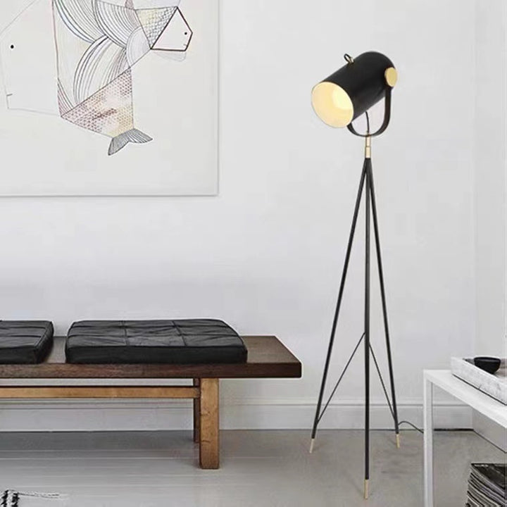 Moderne verstellbare Stehlampe mit Dreibeinbasis
