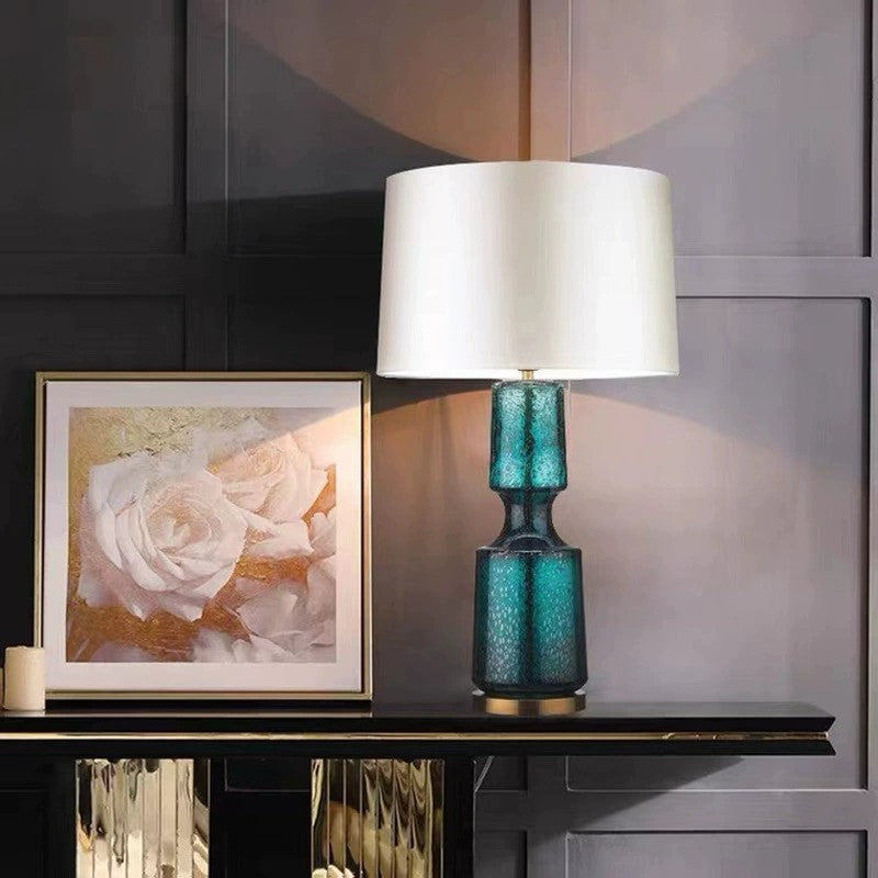 Stilvolle Glas-Tischlampe mit elegantem schwarzen Schirm
