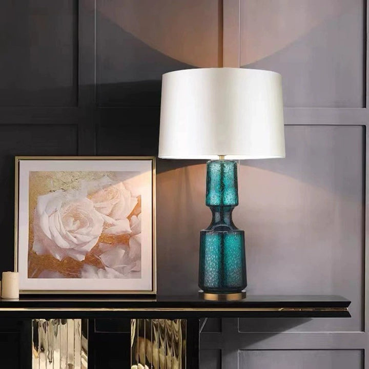 Stilvolle Glas-Tischlampe mit elegantem schwarzen Schirm