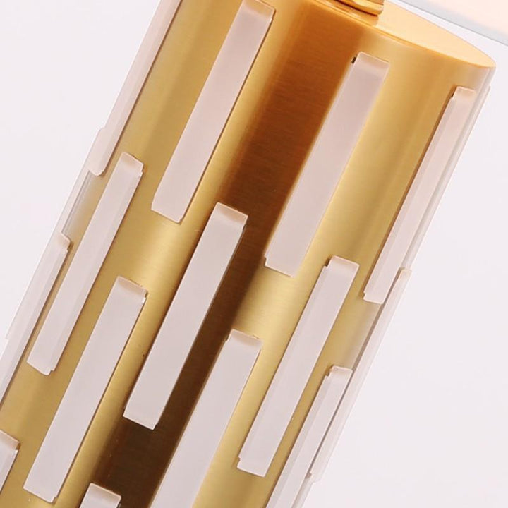 Elegante dekorative Tischlampe mit geometrischem Sockel