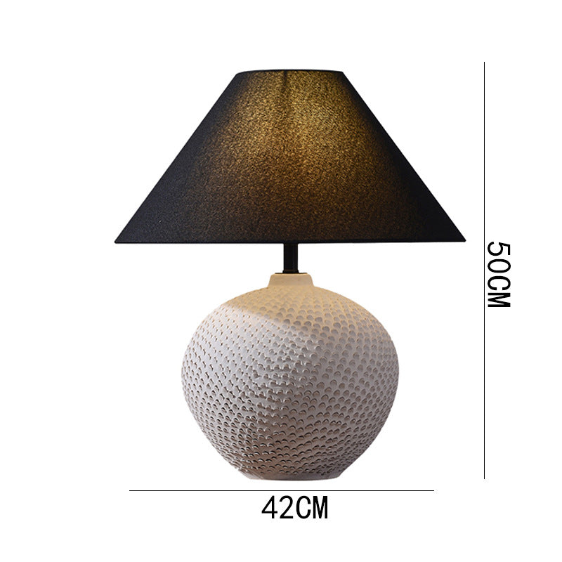 Dekorative Tischlampe mit strukturiertem Sockel