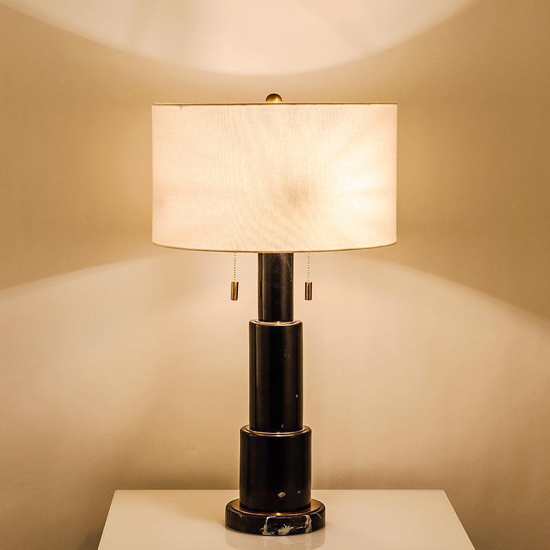 Moderne Minimalistische Tischlampe mit Texturiertem Schirm