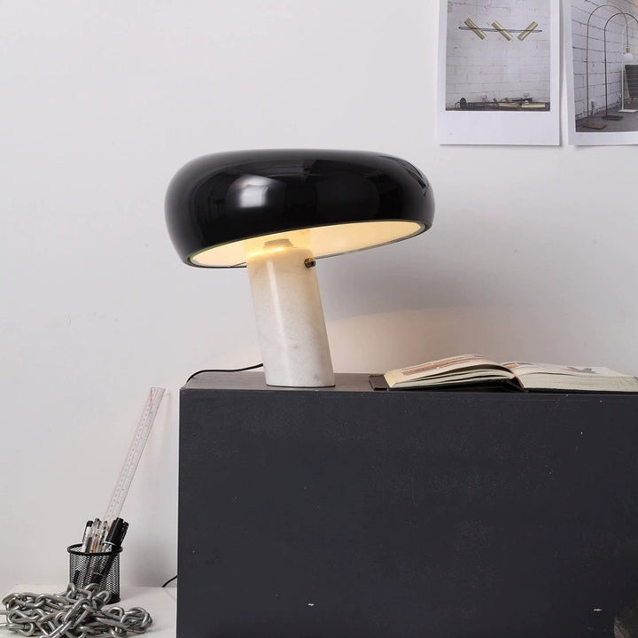 Moderne Tischlampe mit geometrischem Design