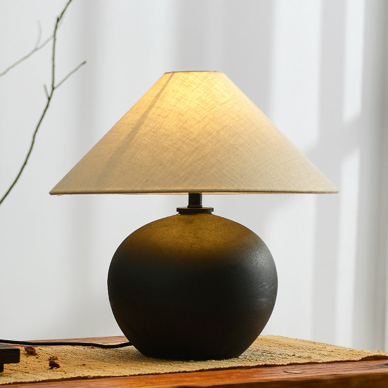 Elegante Tischlampe mit strukturiertem Keramikfuß