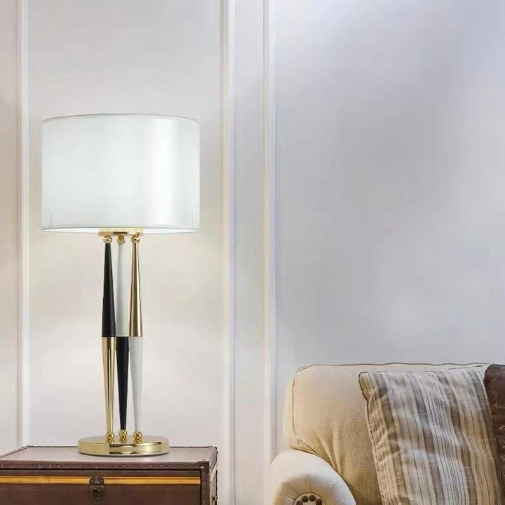 Dekorative Tischlampe mit elegantem geometrischen Design