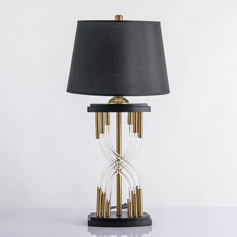 Moderne dekorative Tischlampe mit skulpturalem Sockel