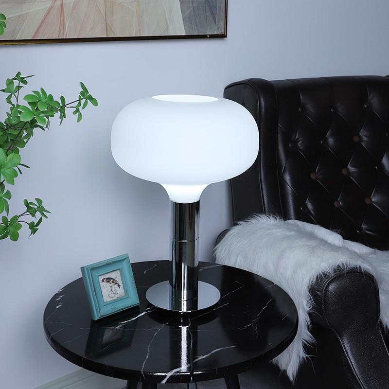 Moderne Tischlampe aus Glas