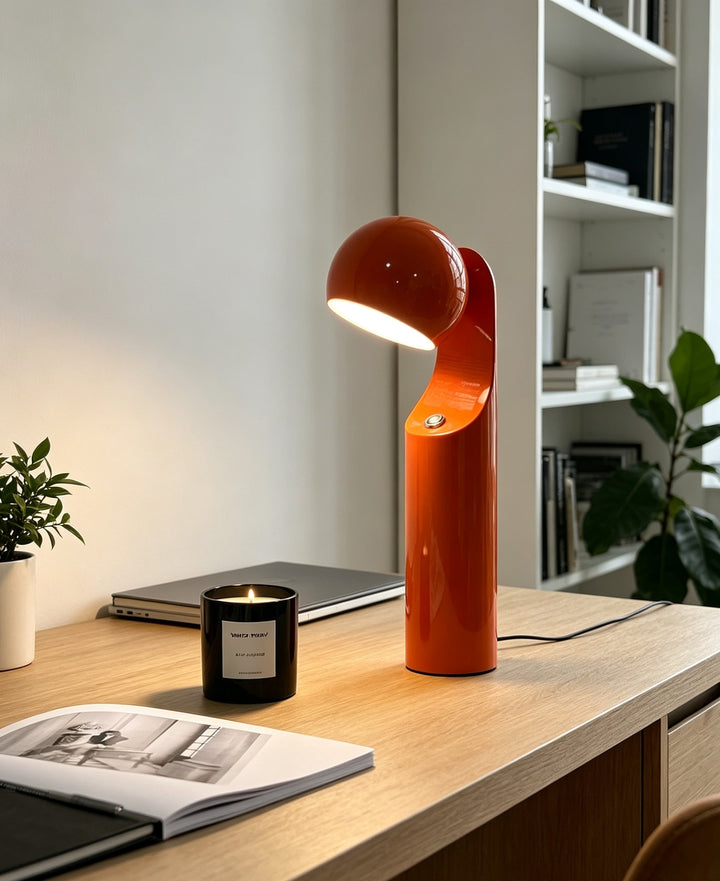 Moderne Schreibtischlampe mit verstellbarem Schirm
