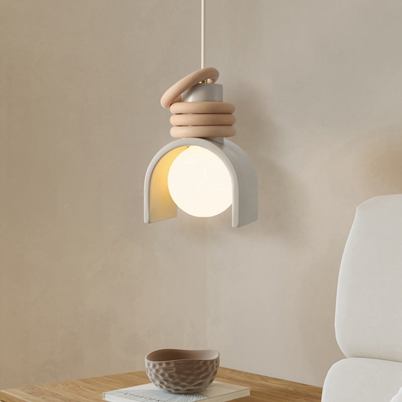 Skandinavische Arch-Shade Pendelleuchte mit Holzring-Akzenten und mattiertem Globus
