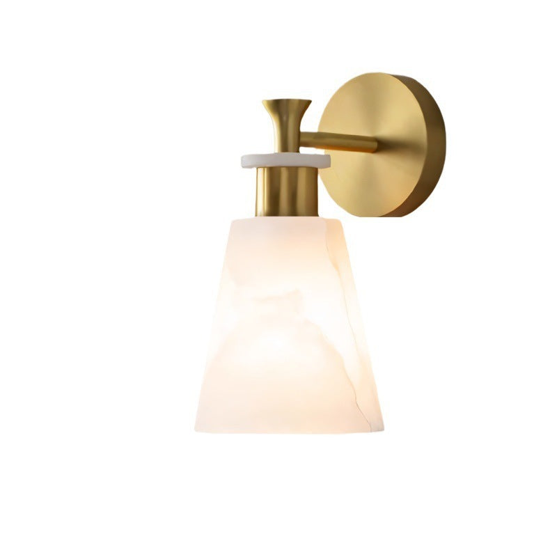 Elegante Wandleuchte mit mattiertem Alabaster-Schirm
