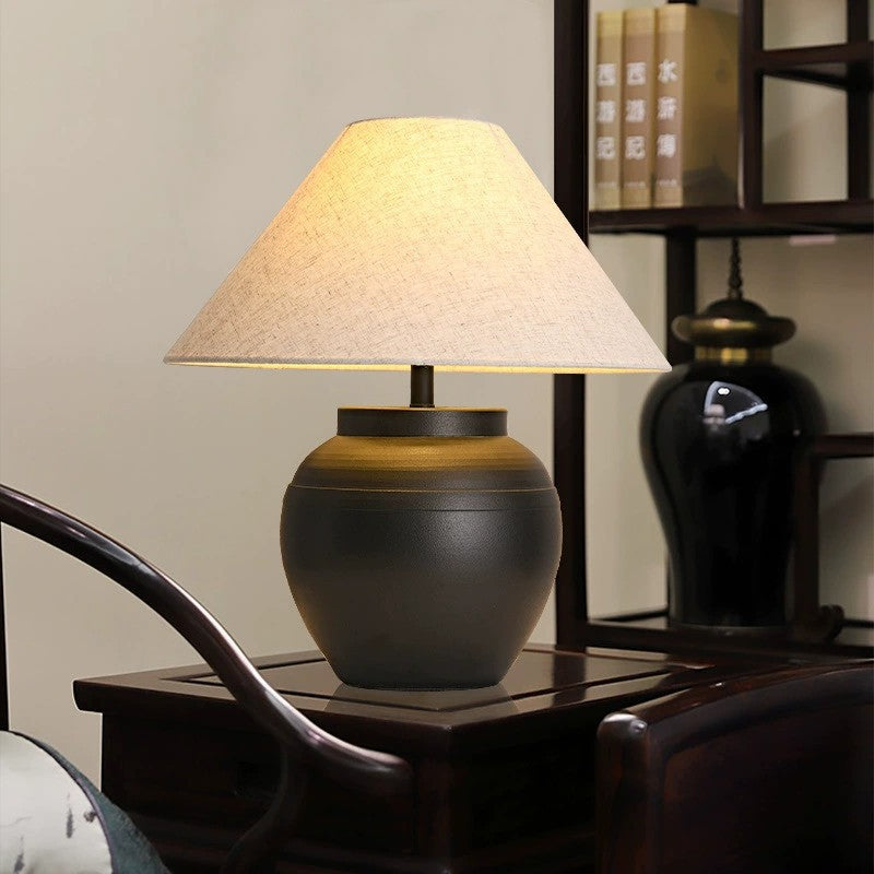 Künstlerische Tischlampe mit strukturiertem Sockel