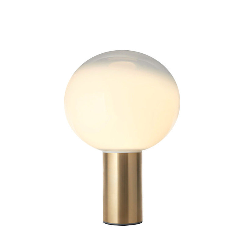 Moderne künstlerische Tischlampe mit schlankem Metallfuß und Globusschirm
