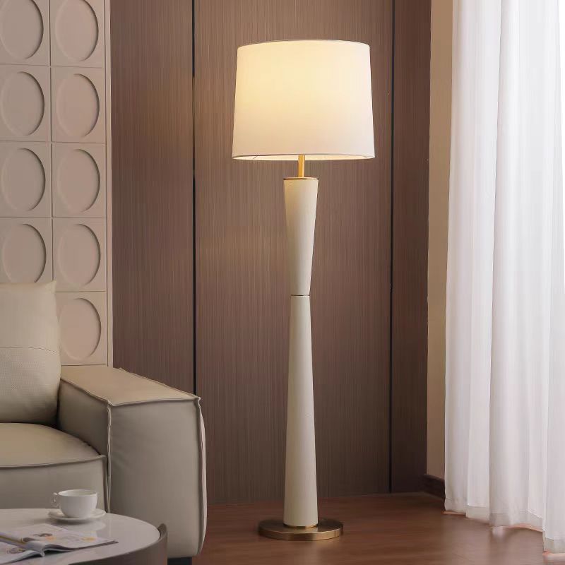 Moderne Minimalistische Stehlampe mit weichem Lichtschirm