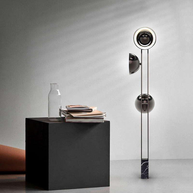 Moderne Stehlampe mit Marmorfuß