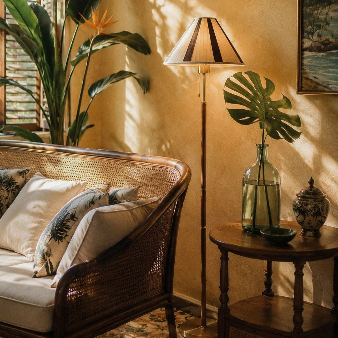 Retro-inspirierte Holzstehlampe