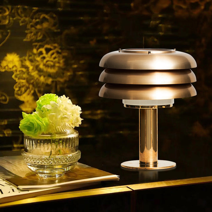 Moderne ästhetische Tischlampe mit geschichtetem Schirmdesign