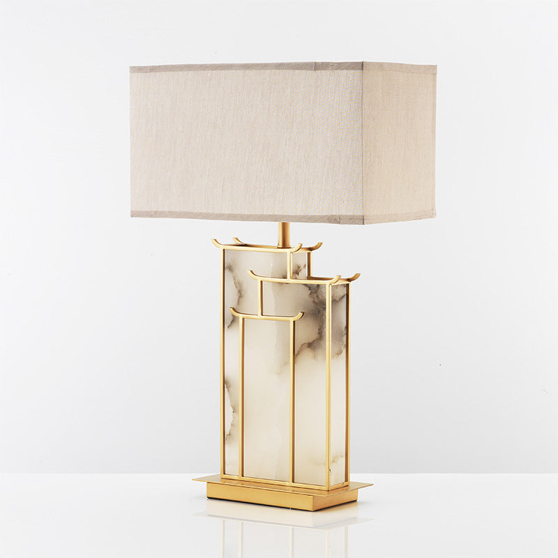 Künstlerische Tischlampe mit elegantem Marmorfuß