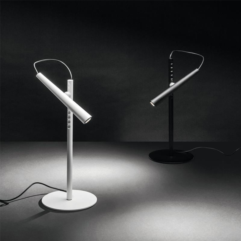Verstellbare LED-Schreibtischlampe mit sleekem Design