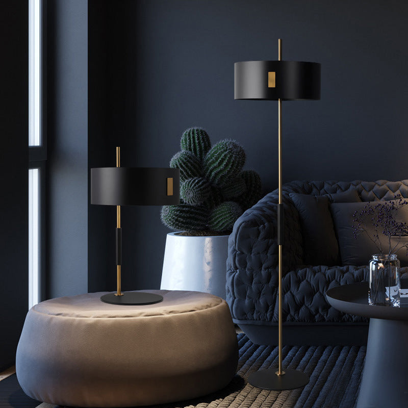 Zeitgenössische Tischlampe mit stilvollem Design