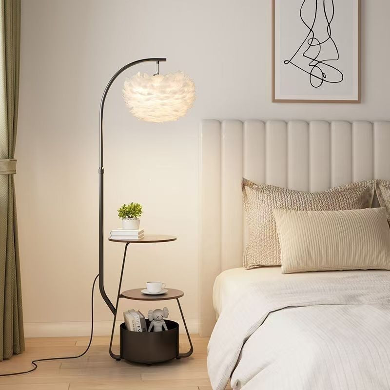 Künstlerische Stehlampe mit elegantem Feder-Schirm
