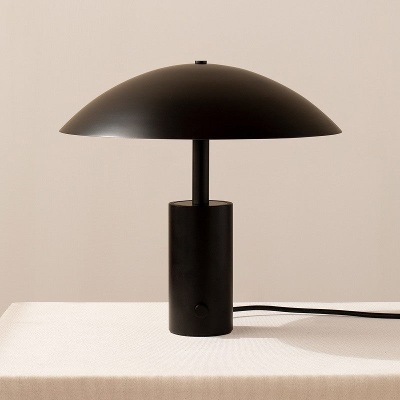 Moderne Minimalistische Tischlampe mit schlankem Design