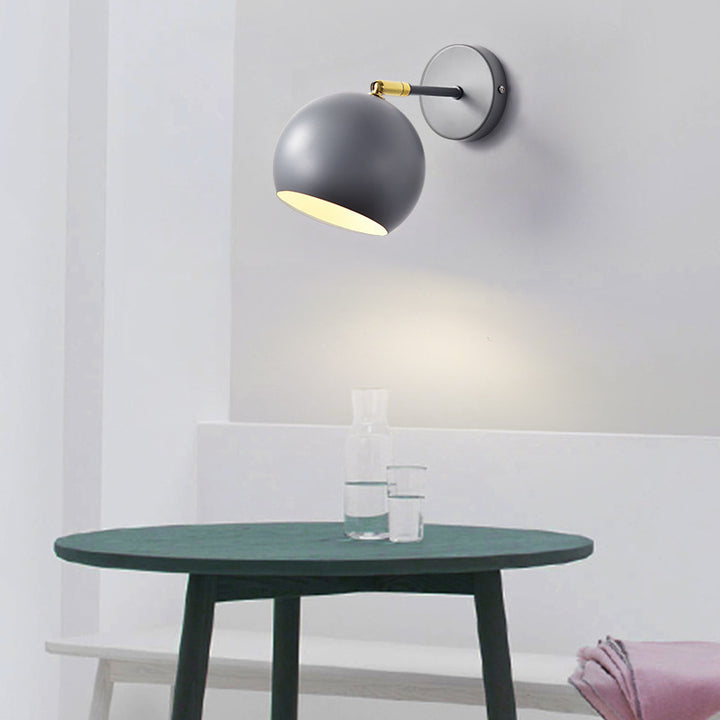 Verstellbare matte Metall-Globus-Wandlampe mit Messing-Pivotarm
