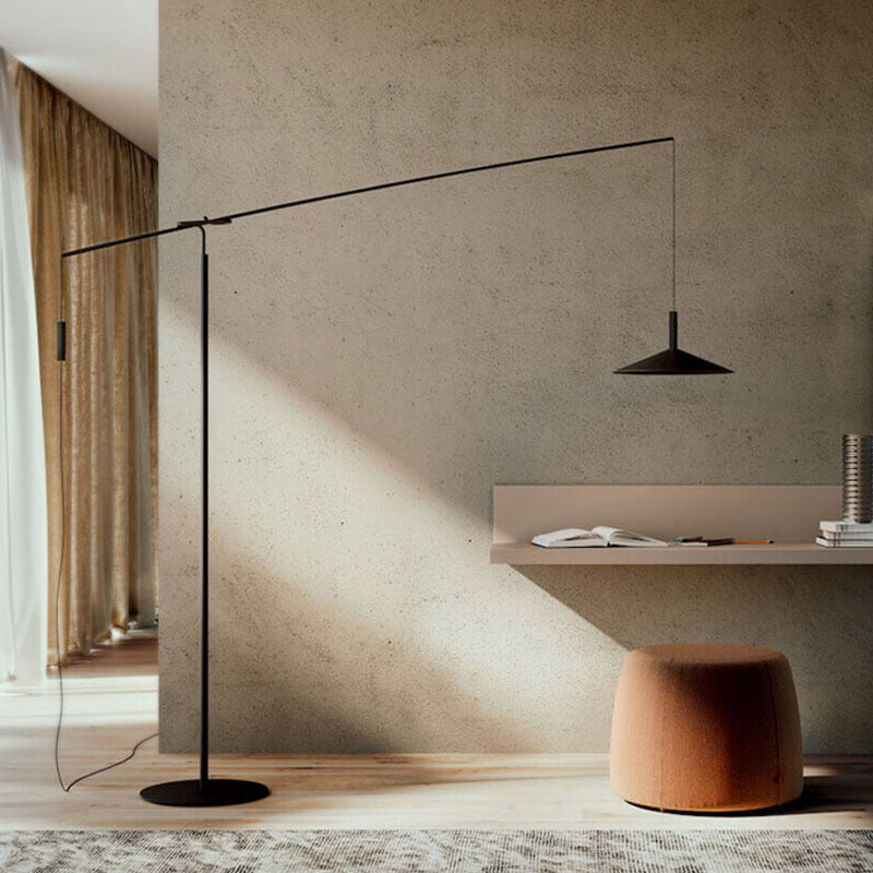 Verstellbare Bogen-Stehlampe mit minimalistischer Gestaltung