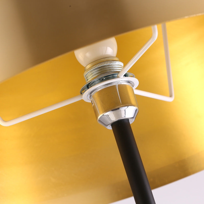 Elegante Tischlampe mit geometrischem Sockel