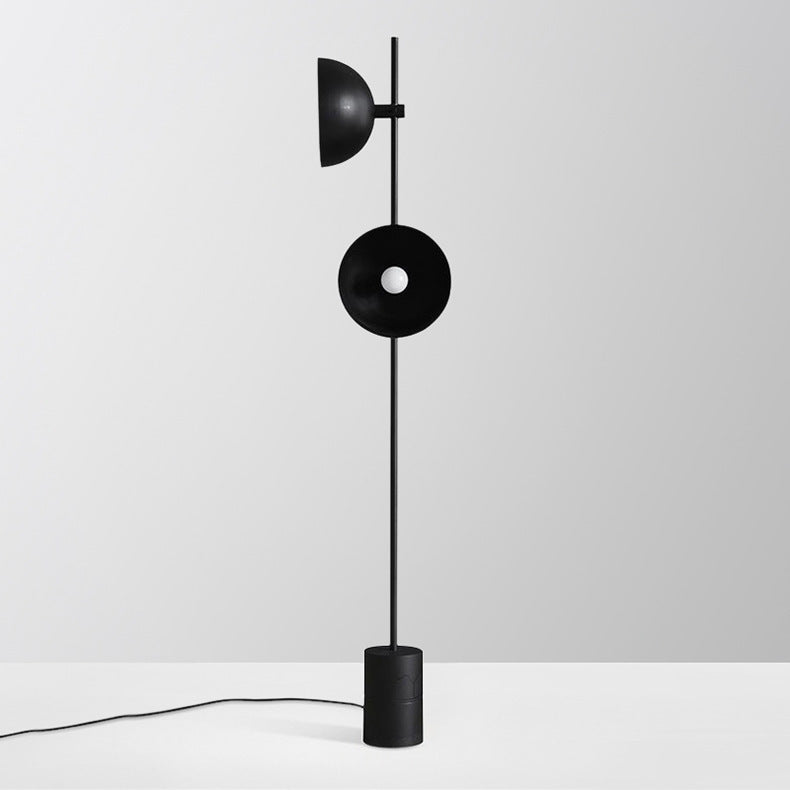 Moderne elegante Stehlampe mit verstellbarem Schirm