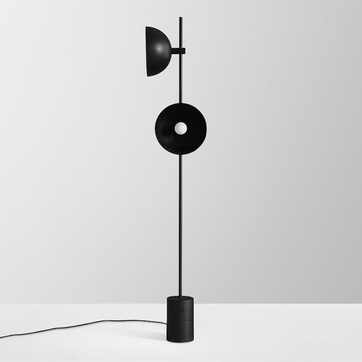 Moderne elegante Stehlampe mit verstellbarem Schirm