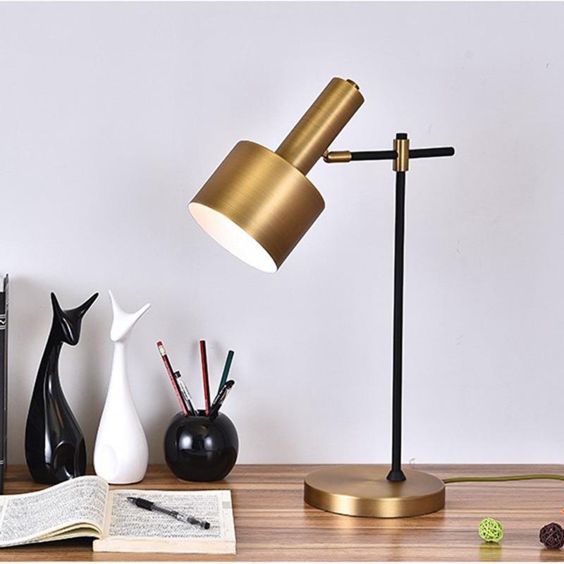Verstellbare Schreibtischlampe mit drehbarem Kopf