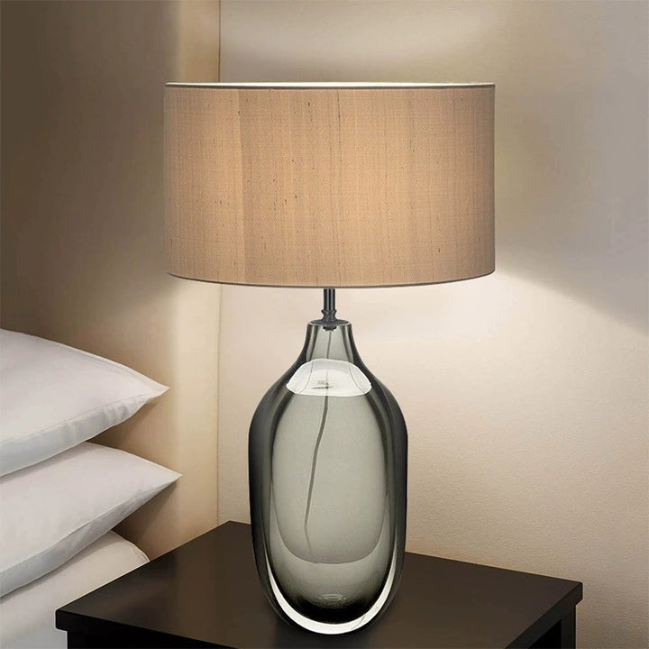 Elegante Glas Tischlampe mit natürlichem Stoffschirm