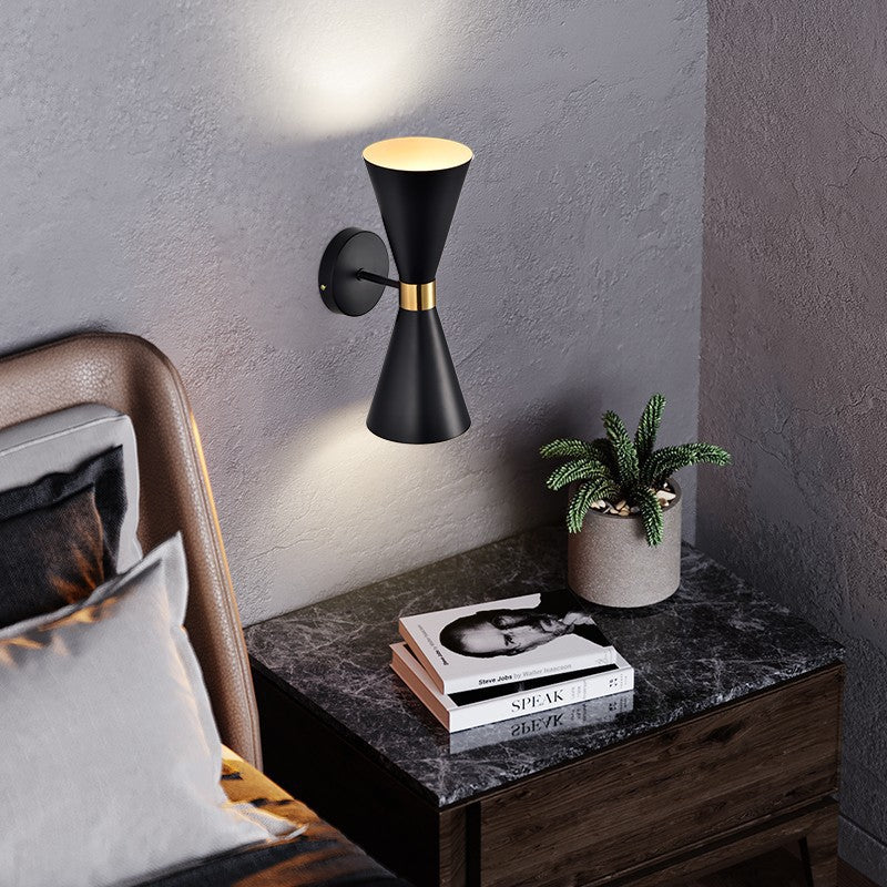 Mid-Century Double-Conen Wandleuchte mit Messingakzent