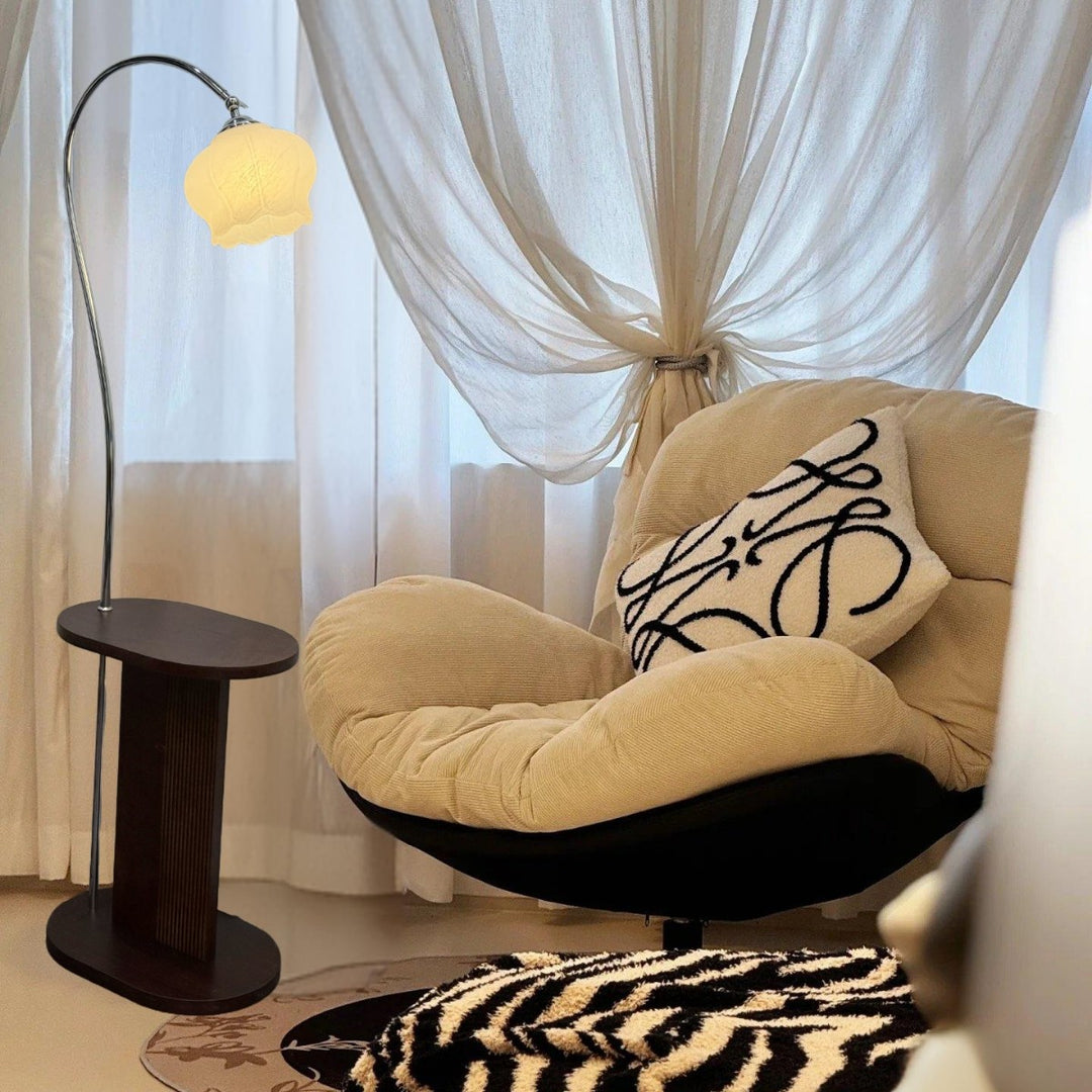Moderne Bogenfußlampe mit integriertem Beistelltisch