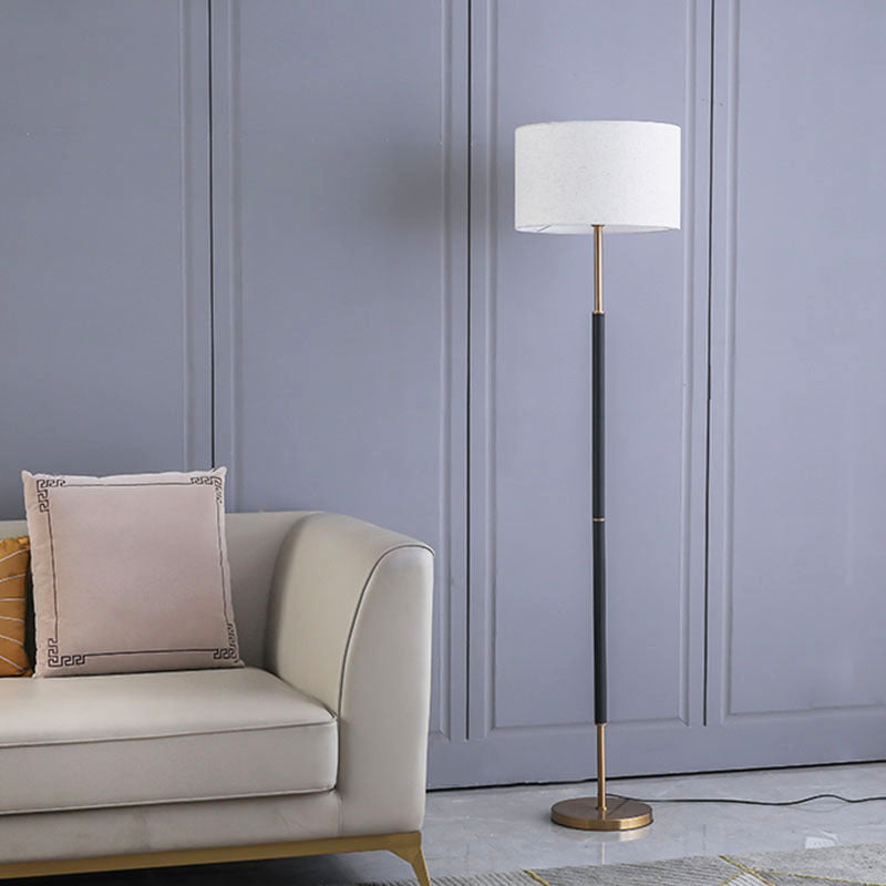 Schlanke moderne Stehlampe