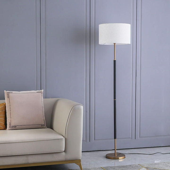 Schlanke moderne Stehlampe