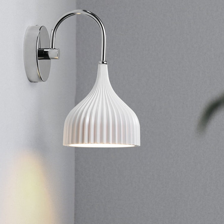 Fluted Tropfen-förmige Keramik Wandlampe mit Chrom Rückplatte
