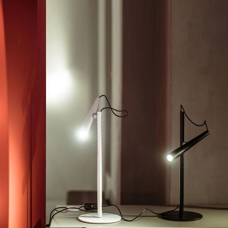 Verstellbare LED-Schreibtischlampe mit sleekem Design