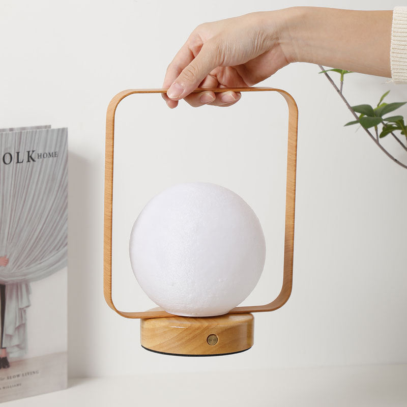 Moon Globe Ambient Tischlampe mit Holzfuß und Kupferrahmen
