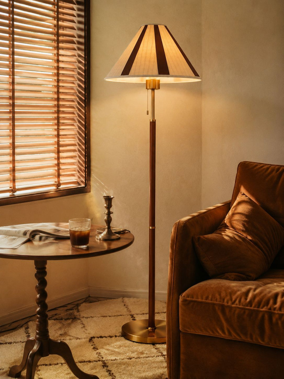 Retro-inspirierte Holzstehlampe