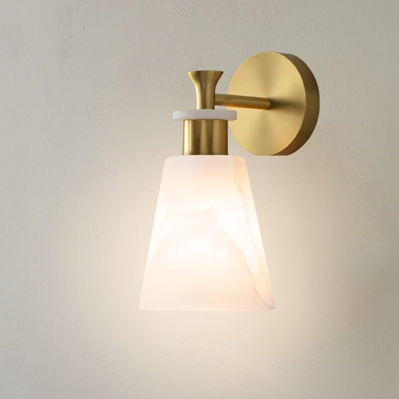 Elegante Wandleuchte mit mattiertem Alabaster-Schirm