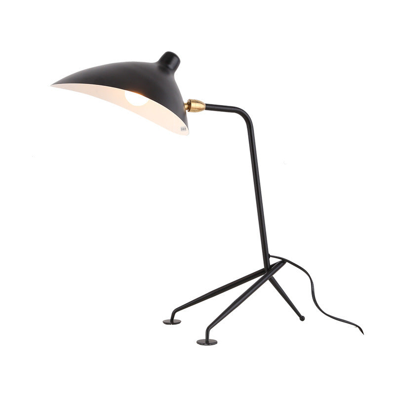Moderne verstellbare Schreibtischlampe mit minimalistischer Gestaltung