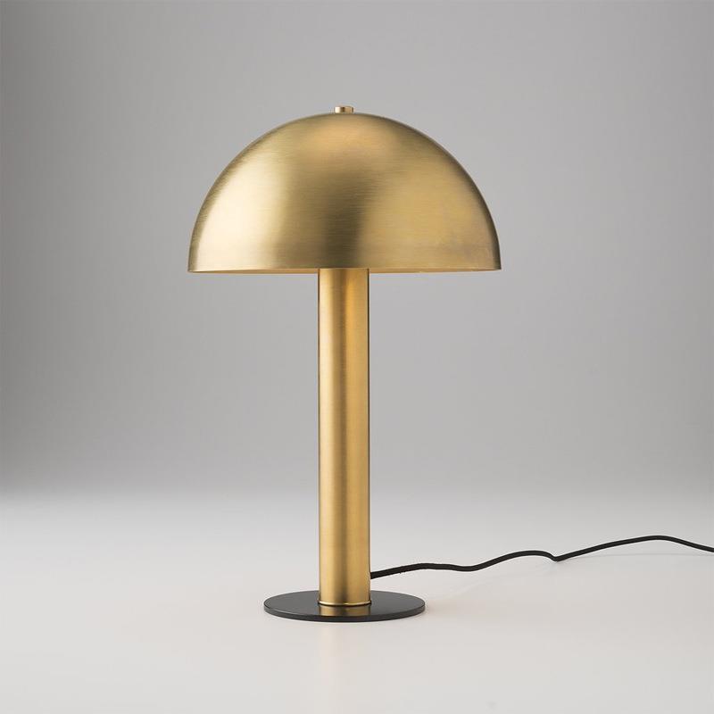 Moderne Tischlampe mit elegantem Globenschirm